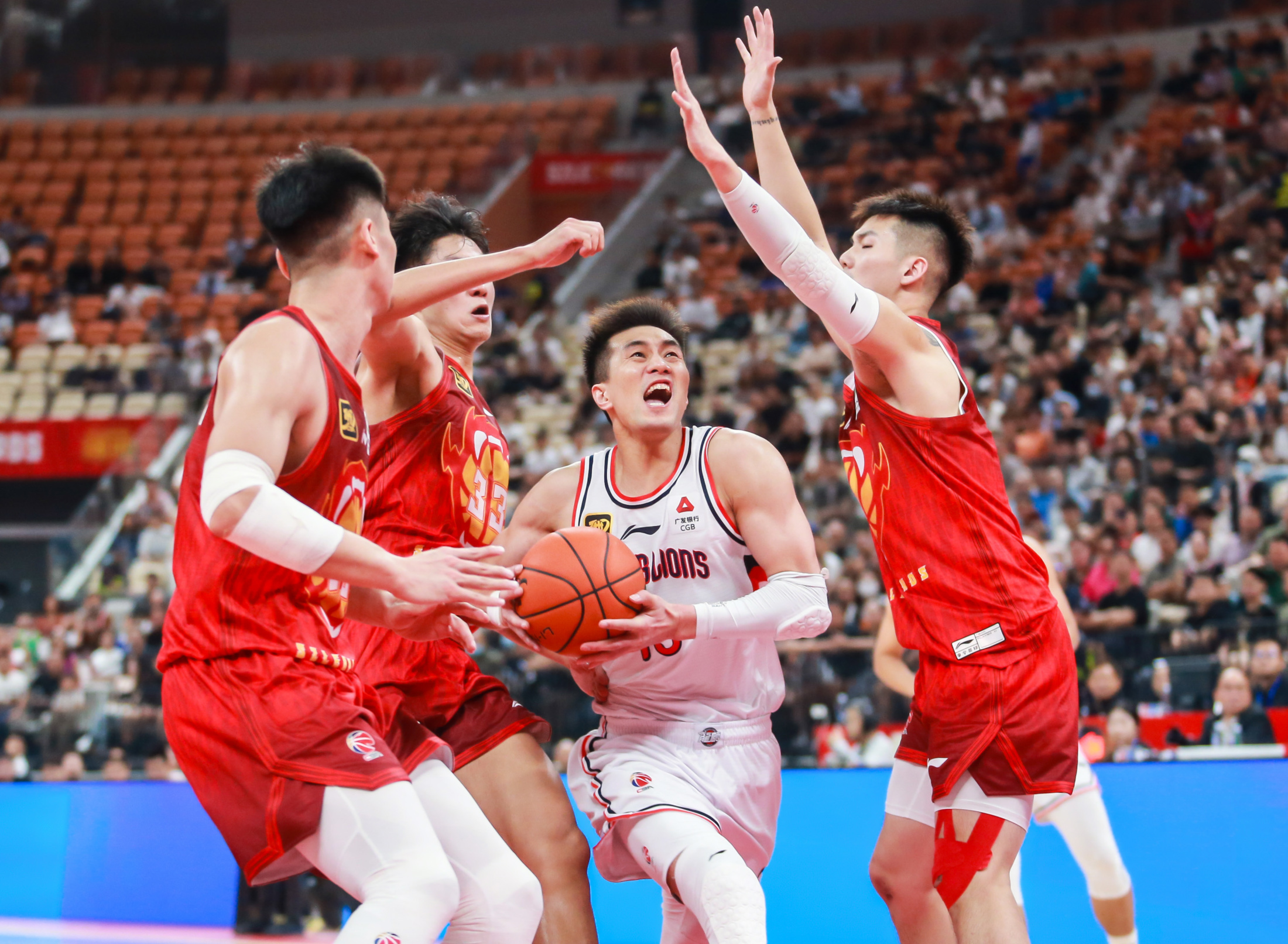 南宫娱乐-中超今夜走向成谜，广州队遗憾出局，目标明确，身体对抗强度拉满